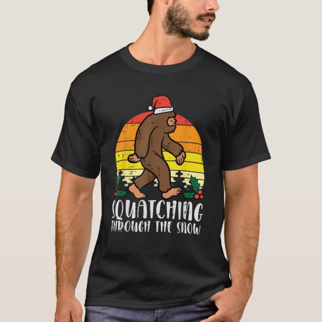 Weihnachts-Bigfoot quatschen durch die Weihnachtsf T-Shirt (Vorderseite)