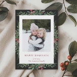 Weihnachts-Botanische Weihnachtsfotokarte Feiertagskarte<br><div class="desc">Individuell gestaltete Urlaubskarte mit rustikalem Weihnachtsgrün und roten Beeren-Design.</div>