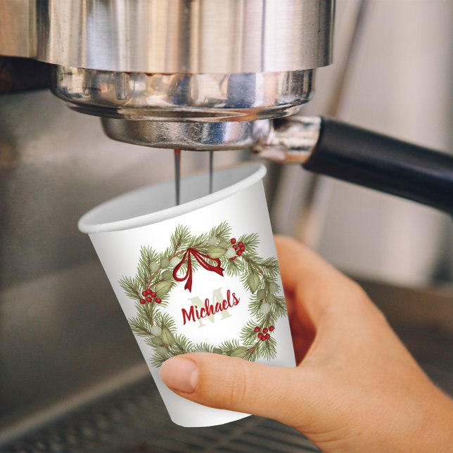 Weihnachts Botanischer Wreath Holly Red Monogram Pappbecher (Christmas holiday simple monogram greenery wreath. )