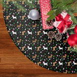 Weihnachts Cairn Terrier in Weihnachtsmannmützen S Polyester Weihnachtsbaumdecke<br><div class="desc">Dieses niedliche Muster zeigt unsere Cairn Terrier,  die Weihnachtsmannmützen mit grünen und weißen Weihnachtskiefern und Heiligbeeren auf schwarzem Hintergrund tragen.</div>
