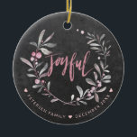 Weihnachts-Chalkboard Mistletoe Blush Joyful Foto Keramik Ornament<br><div class="desc">Moderne,  elegante Weihnachtsschmuck mit einem schlängelgrünen,  wasserfarbenen Misteloe mit Blätter- und Brombeeren und einer fröhlichen Handschrift auf dunkelgrauem Chalkboard-Hintergrund.             Persönlich mit dem Text auf der Vorderseite und dem Foto auf der Rückseite!</div>