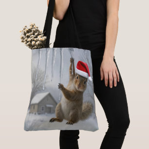 Weihnachts-Eichhörnchen hängt an einem Eiszapfen