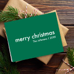 Weihnachts einfach | Grüner moderner Minimal Stilv Feiertagskarte<br><div class="desc">Einfache, stilvolle "fröhliche Weihnachten" zitieren Grußkarte mit moderner Typografie in Weiß auf einem üppigen grünen Hintergrund in einem minimalistischen skandinavischen Design-Stil. Die Karte kann leicht mit Ihrem eigenen Urlaubsgruß, Familiennamen und Jahr personalisiert werden, um eine wirklich maßgeschneiderte Weihnachtskarte für die Festsaison zu machen! Die Insider-Nachricht "Wünscht euch eine wunderbare Weihnachtsfeier!"...</div>