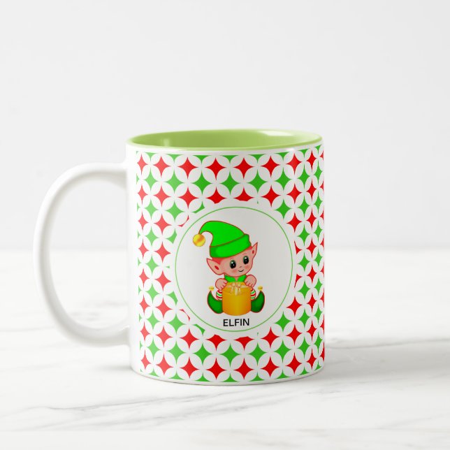 Weihnachts-Elf auf Green & Red Diamond Star-Muster Zweifarbige Tasse (Links)