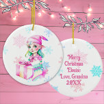 Weihnachts-Elf-Girl Keramik Ornament<br><div class="desc">Hübsche personalisierte Weihnachtsschmuck mit einer niedlichen Retro-Elf in einem rosa Hut umgeben von fallenden rosa und blauen Schneeflocken. Die Rückseite kann mit einer benutzerdefinierten Meldung personalisiert werden.</div>