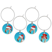 Weihnachts-Flamingos in roten Weihnachtsmannmützen