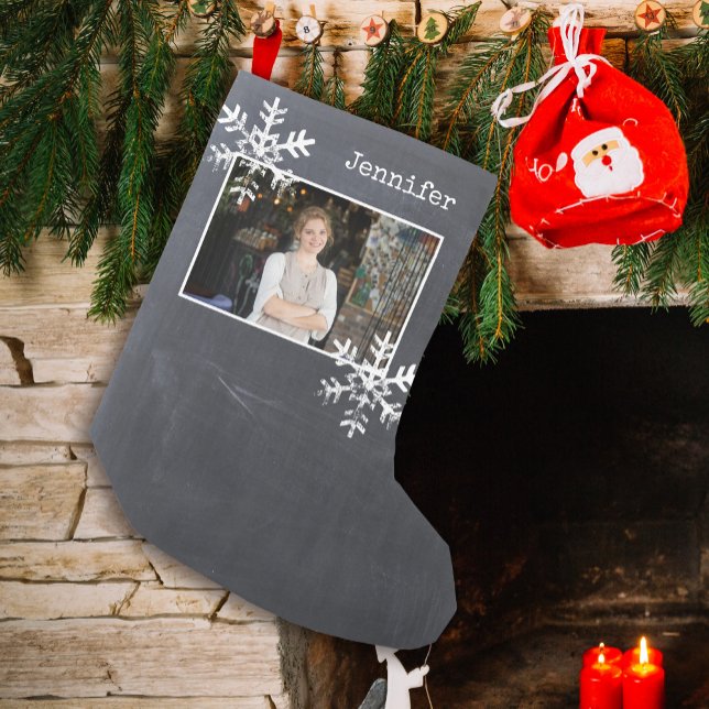 Weihnachts-Foto Chalkboard Not leidende Schneefloc Kleiner Weihnachtsstrumpf (Distressed Rustic Snowflake design that can be personalized with a  photo and name monogram.)