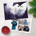 Weihnachts-Foto Lila Dove Feiertagskarte<br><div class="desc">Diese 7" x 5" flachen Weihnachtskarten haben eine abstrakte Taube in lila Tönen. "Frohe Weihnachten" in gebrannter Orange und tief lila,  zusammen mit einem grünen Olivenzweig. Passen Sie Ihren Familiennamen und das Jahr an. Die Rückseite hat drei Fotos,  ein Portrait,  zwei Landschaften.</div>