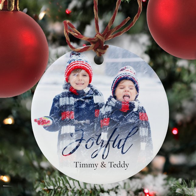 Weihnachts-Foto Navy Blue Snowflake Joyscript Keramik Ornament (Christmas photo ceramic circle ornament with a Joyful Calligraphy script. )
