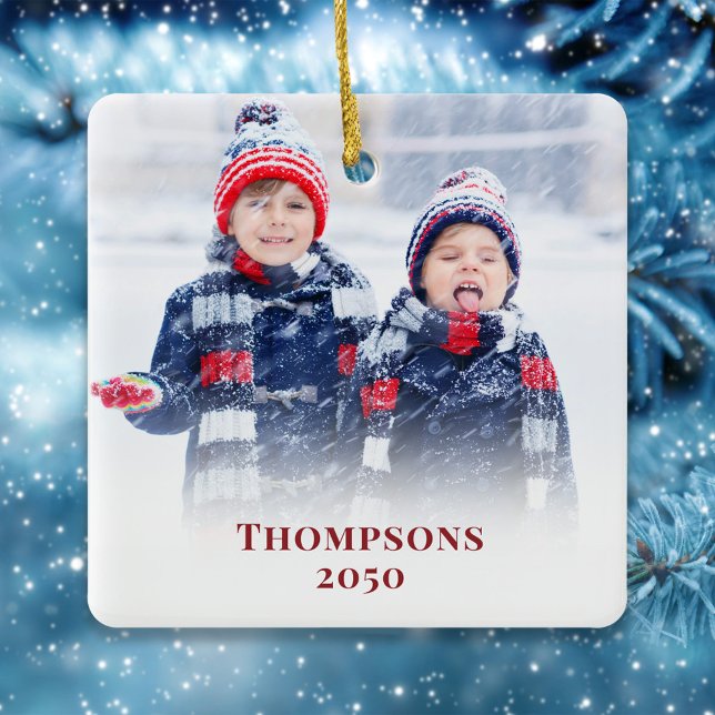 Weihnachts-Foto Simple Red Snowflake Muster Niedli Keramikornament (Christmas photo ornament with a full bleed photo template with red block style editable lettering. )