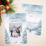 Weihnachts-Foto-Winterlandschaft Feiertagskarte<br><div class="desc">Wasserfarbener Winterwald als Hintergrund. Personalisieren und fügen Sie Ihren Familiennamen und ein Foto. Happy Holidays geschrieben mit einem trendig handhabbaren Style Skript. Zurück: Fügen Sie Ihre Nachricht und Namen hinzu.</div>