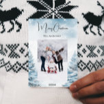 Weihnachts-Foto-Winterlandschaft Feiertagskarte<br><div class="desc">Wasserfarbener Winterwald als Hintergrund. Personalisieren und fügen Sie Ihren Familiennamen und ein Foto. Frohe Weihnachten geschrieben mit einem trendigen Handgriff Stil Skript. Zurück: Fügen Sie Ihre Nachricht und Namen hinzu.</div>