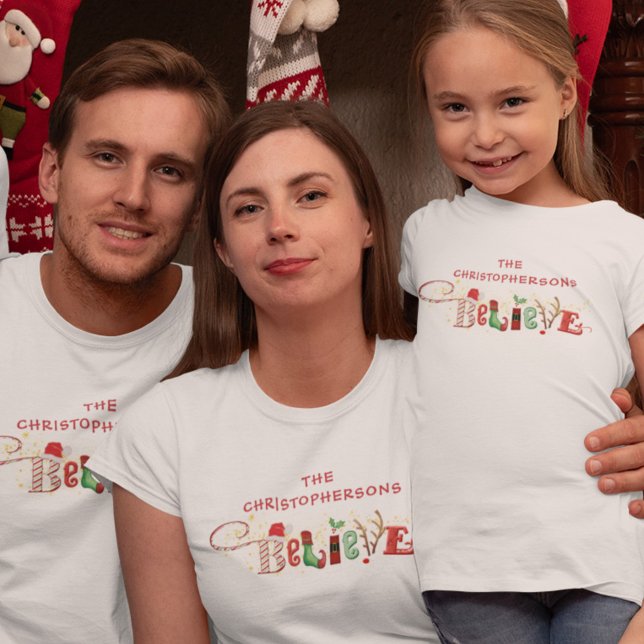 Weihnachts-Geist Familienname BELIEVE T-Shirt (Von Creator hochgeladen)