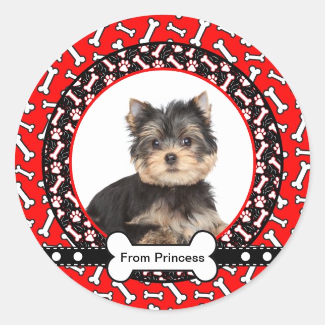 Weihnachts-Geschenkmarken präsentiert vom Hund Runder Aufkleber (Vorderseite)