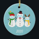 Weihnachts-Gesicht Maske Snowman Familie 2020 Keramik Ornament<br><div class="desc">Dieses Design entstand durch digitale Kunst, es kann in dem Bereich personalisiert sein, der durch das Ändern des Fotos oder das Hinzufügen eigener Wörter zur Verfügung gestellt oder angepasst wird. Kontaktieren Sie mich unter colorflowcreations@gmail.com , wenn Sie dieses Design für ein anderes Produkt haben möchten. Kaufen Sie meine originale abstrakte...</div>