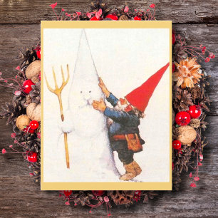Weihnachts-Gnom beim Schneemann-Bauen Feiertagskarte