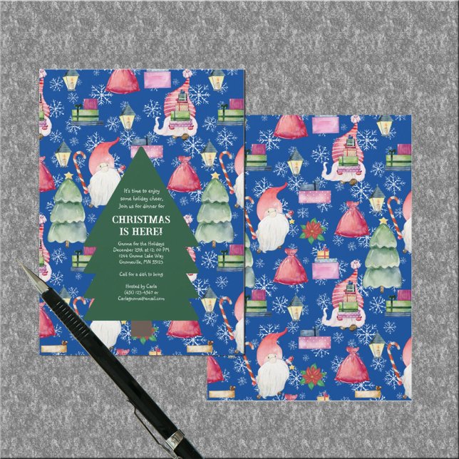 Weihnachts-Gnome für Ferien Baumuster Blau Einladung (Christmas Gnome for Holidays Tree Pattern Blue Invitation)