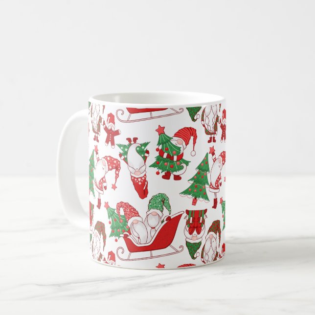 Weihnachts-Gnome & Schlitten All-Over-Muster Kaffeetasse (Vorderseite Links)