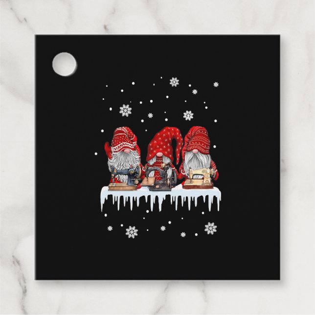 Weihnachts-Gnome Shirt Rote Nomenklatur Nähmaschin Geschenkanhänger (Vorderseite)