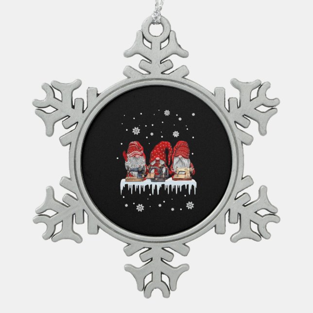 Weihnachts-Gnome Shirt Rote Nomenklatur Nähmaschin Schneeflocken Zinn-Ornament (Vorderseite)