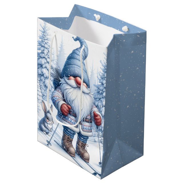 Weihnachts-Gnome-Skifahren mit sonniger Aussicht Mittlere Geschenktüte (Vorderseite Schrägansicht)