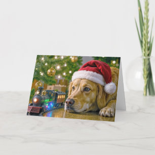 Weihnachts-Golden-Retriever beim Beobachten eines Karte