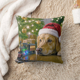Weihnachts-Golden-Retriever beim Beobachten eines  Kissen