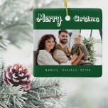 Weihnachts-Grün-Foto heißt modern Keramikornament<br><div class="desc">Weißer Text: Frohe Weihnachten,  geschrieben mit einem trendigen Stil Skript. Personalisieren und verwenden Sie Ihr eigenes Foto und Ihre eigenen Namen. Ein klassischer grüner Hintergrund.</div>