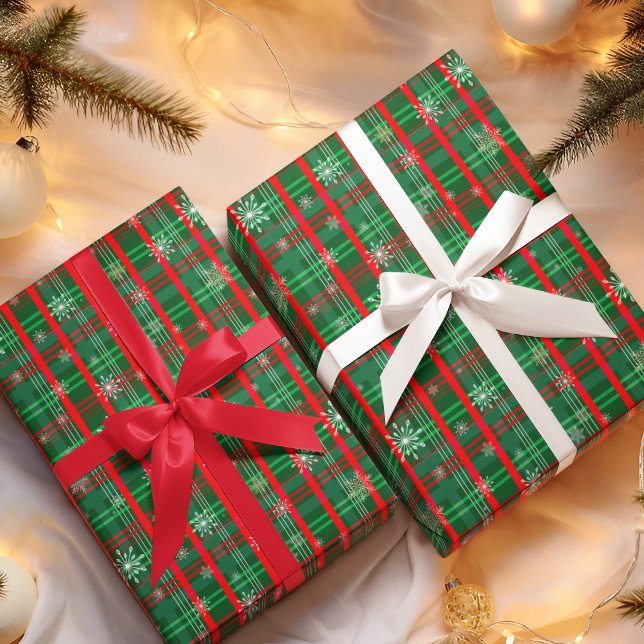 Weihnachts Grüne Karierte Schneeflocken Geschenkpapier Set (Wrap your gifts in festive green plaid, spreading holiday warmth and cheer!)