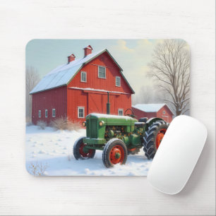 Weihnachts-Grüner Traktor von einem roten Stall Mousepad