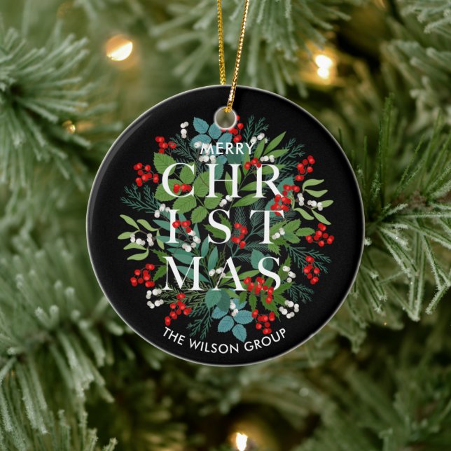 Weihnachts-Grüntöne und Berries auf Schwarz Keramik Ornament (Baum)