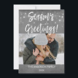 Weihnachts-Grußkarte Schnee oder Schneeflocke Feiertagskarte<br><div class="desc">Die Grüße der Rustikalen Jahreszeit Weihnachten Holzkohle Graue Hand Script Snowflake Fotokarte. Foto und Text dieses handgeschriebenen Pinselskripts können mit Ihrem Foto und Namen aktualisiert und angepasst werden.</div>