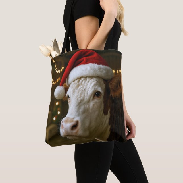 Weihnachts-Hereford-Kuh mit Santa-Hut (Von Nahem)