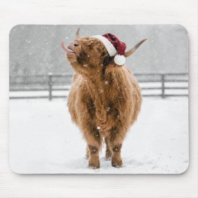 Weihnachts Highland-Kuh leckt Schneeflocken Mousepad (Vorne)