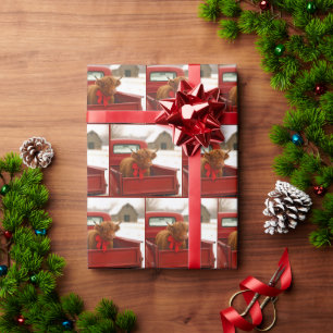 Weihnachts-Hochlandkuh in altem roten Pickup-Truck Geschenkpapier