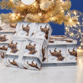 Weihnachts-Irish-Setter macht einen Schneengel Geschenkpapier
