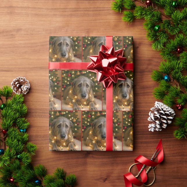 Weihnachts-Irish Wolfhound verheddert in Lichtern Geschenkpapier (Feiertagsgeschenk)