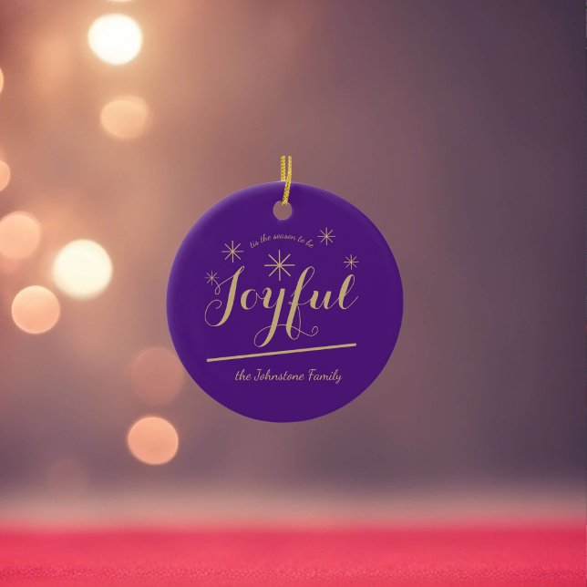 Weihnachts-Joyful-Script-Familie Name Moderner Chi Keramik Ornament (Mark this holiday season with this Beautiful and Joyful purple & gold  ceramic ornament.)