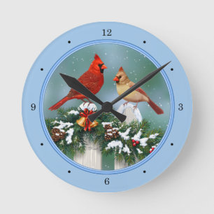 Weihnachts-Kardinäle und Weihnachtsgirlande Runde Wanduhr