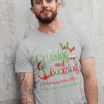 Weihnachts-Kreuzfahrt und Funny Funny T-Shirt<br><div class="desc">Dieses Design kann in dem Bereich personalisiert werden, der durch das Ändern des Fotos und/oder Textes zur Verfügung gestellt wird. Sie können auch angepasst werden, indem Sie auf Vorlage personalisieren klicken und dann auf die Schaltfläche klicken, um weitere Optionen anzupassen, um die Hintergrundfarbe zu löschen oder zu ändern, Text hinzuzufügen,...</div>