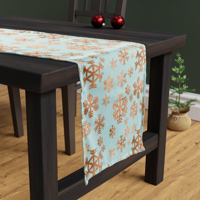Weihnachts Kupfer Schneeflocke Muster Robin Egal B Kurzer Tischläufer (A copper and robin egg blue snowflake pattern table runner perfect for Christmas)