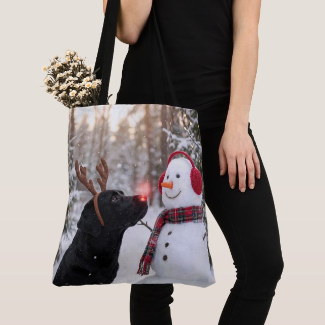 Weihnachts-Labrador Retriever mit Schneemann (Von Nahem)