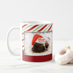 Weihnachts-Mops in Weihnachtsmannmütze mit Weihnac Tasse