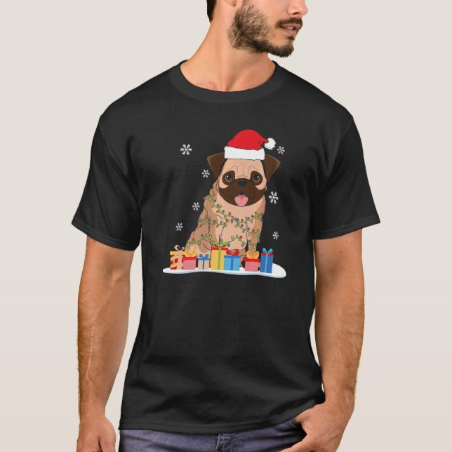 Weihnachts-Mops mit Weihnachtsbaumleuchten & Weihn T-Shirt (Vorderseite)