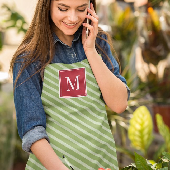 Weihnachts Niedliche Typografie Whimsical Green St Schürze (Whimsical green striped with red monogram apron)