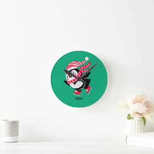 Weihnachts-Penguin in einem Hut und Scarf auf Skat Runde Wanduhr