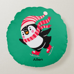 Weihnachts-Penguin in einem Hut und Scarf auf Skat Rundes Kissen