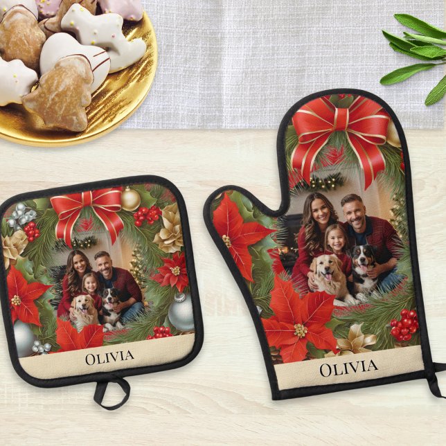 Weihnachts-Poinsettia Wreath Elegantes Foto Ofenhandschuh & Topflappen-Set (A Christmas pot holder and oven mitt with red poinsettia wreath design. Add a custom photo and name)