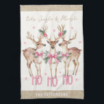 Weihnachts-Rentier Jingle & Mingle Personalisiert Geschirrtuch<br><div class="desc">Weihnachts Rentier Jingle & Mingle Festive Party Personalisiert Name Kitchen Handtuch bietet festliche Rentiere mit rosa Bögen und Blumenakzenten mit dem Text "Let's Jingle & Mingle" in moderner Goldkalligraphie Schrift Typografie mit Ihrem personalisierten Namen. Das personalisierte Geschenk für Weihnachten und den Urlaub für Familie und Freunde. Designed by ©2024 Evco...</div>