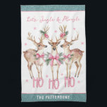 Weihnachts-Rentier Jingle & Mingle Personalisiert Geschirrtuch<br><div class="desc">Weihnachts Rentier Jingle & Mingle Festive Party Personalisiert Name Kitchen Handtuch bietet festliche Rentiere mit rosa Bögen und blumengeschmückten Akzenten mit dem Text "Let's Jingle & Mingle" in moderner rosa Kalligraphieskripttypografie mit Ihrem personalisierten Namen. Das personalisierte Geschenk für Weihnachten und den Urlaub für Familie und Freunde. Designed by ©2024 Evco...</div>